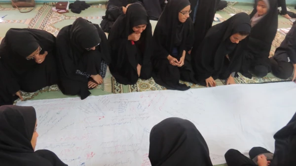 نگارش دلنوشته های دانشجویان بر روی پارچه به مناسبت هفته خوابگاهها