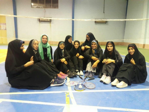 برگزاری مسابقات بدمینتون  و مسابقات بومی ، محلی به مناسبت هفته تربیت بدنی