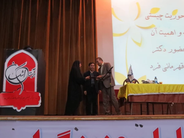 نشست تخصصی با محوریت چیستی وچرایی فلسفه و اهمیت آن برای معلمان با حضور دکتر محمودی و دکتر قهرمانی فرد