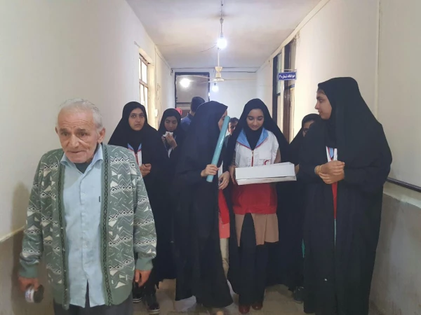 بازدید  دانشجو معلمان از خانه سالمندان