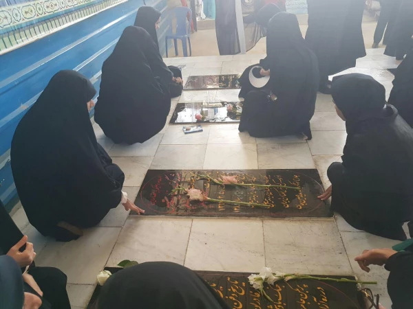 حضور دانشجو معلمان هلال احمر دانشگاه فرهنگیان در غباررویی گلزار شهدای گمنام به مناسبت گرامیداشت هفته ی هلال احمر در تاریخ یکشنبه ۱۷اُم اردیبهشت