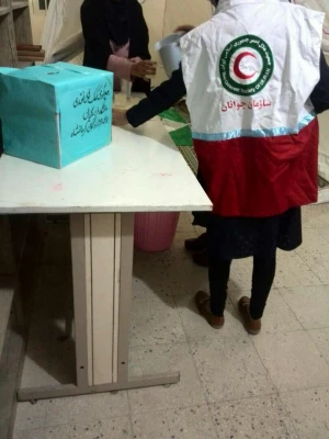 جمع آوری کمک های نقدی برای زلزله زدگان کرمانشاه توسط کانون هلال احمر