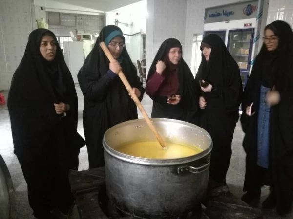 پخت شله زرد به مناسبت میلاد فاطمه زهرا س توسط نهاد رهبری و هیت مذهبی پردیس در روز سه شنبه مورخ ۹۷/۱۲/۷ در آشپزخانه پردیس 2