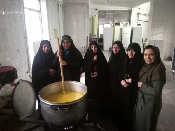 پخت شله زرد به مناسبت میلاد فاطمه زهرا س توسط نهاد رهبری و هیت مذهبی پردیس در روز سه شنبه مورخ ۹۷/۱۲/۷ در آشپزخانه پردیس 2