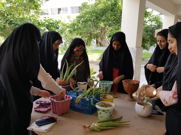 کاشت گل در محوطه آموزشی و خوابگاهی پردیس
 2