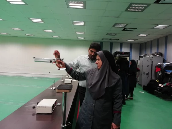 آموزش تیراندازی با تپانچه و تفنگ در سالن مجهز و استاندارد تیراندازی شرکت انتقال گاز به مناسبت هفته تربیت بدنی 2