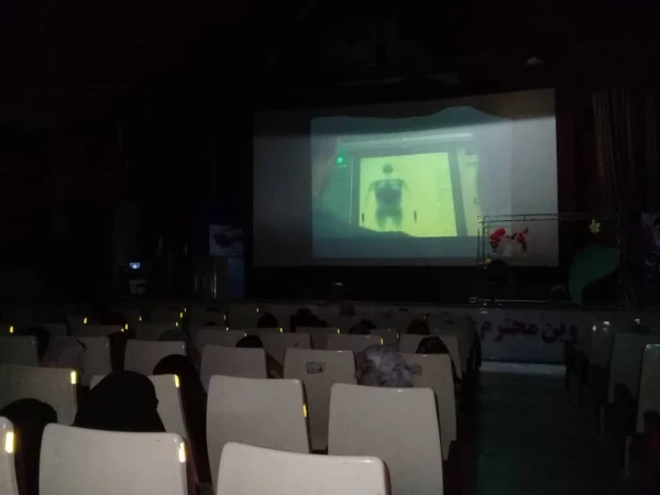 اکران فیلم متری شش و نیم توسط انجمن اسلامی 2