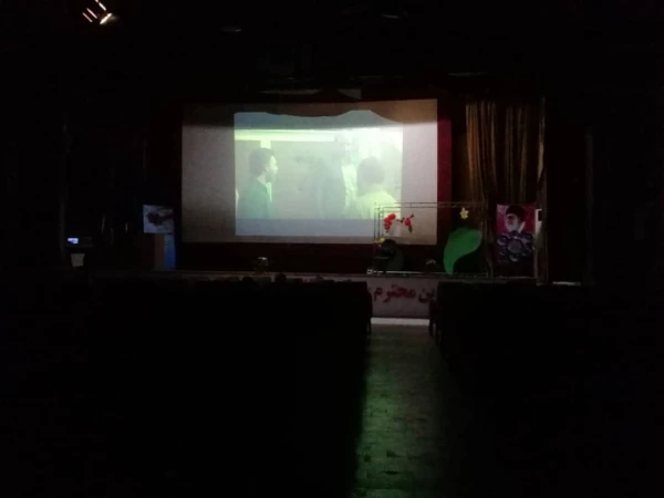 اکران فیلم متری شش و نیم توسط انجمن اسلامی 3